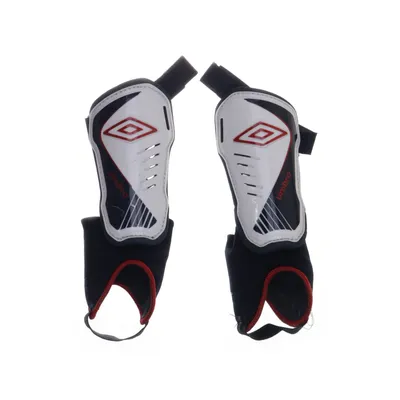 Benskydd (Blå, Vit, Röd) från Umbro