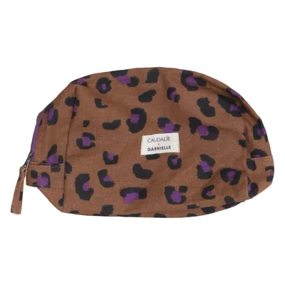 Necessär (Caudalie, Caudalie Gabrielle, Caudalie makeup bag, Gabrielle makeup bag, makeup bag, cosmetic bag, cosmetics pouch, beauty bag, toiletry bag, toiletry pouch, wash bag, travel makeup bag, travel cosmetic bag, travel toiletry bag, beauty pouch, cosmetic pouch, makeup pouch, makeup organizer, cosmetic organizer, beauty organizer, toiletry organizer, travel organizer, accessory pouch, zipper pouch, zip makeup bag, zip cosmetic bag, leopard print, leopard pattern, animal print, animal pattern, brown leopard print, purple leopard print, black leopard print, colourful leopard print, leopard aesthetic, animal print aesthetic, statement print, bold print, patterned makeup bag, brown makeup bag, purple makeup bag, soft makeup bag, fabric makeup bag, beauty accessories, makeup accessories, cosmetics storage, beauty storage, skincare storage, skincare bag, skincare organizer, Caudalie skincare, French beauty, French cosmetics, French skincare, beauty lover, makeup lover, skincare lover, travel beauty, travel essentials, holiday essentials, vacation essentials, weekend bag organizer, handbag organizer, purse organizer, handbag pouch, everyday pouch, beauty essentials, makeup essentials, skincare essentials, vanity bag, vanity case, cosmetic case, toiletry case, beauty case, leopard makeup bag, leopard cosmetic bag, leopard toiletry bag, animal print makeup bag, animal print pouch, chic makeup bag, stylish cosmetic bag, designer beauty bag, branded makeup bag, luxury beauty, premium beauty, gift idea, beauty gift, makeup gift, skincare gift, travel gift, TikTok beauty, TikTok makeup, TikTok skincare, TikTok aesthetic, Pinterest aesthetic, Pinterest beauty, trending beauty, clean girl accessories, maximalist accessories, Y2K leopard, Y2K aesthetic, 90s leopard, retro animal print, coquette accessories, mob wife aesthetic, leopardcore, dopamine dressing, statement accessories) från Caudalie Bomull