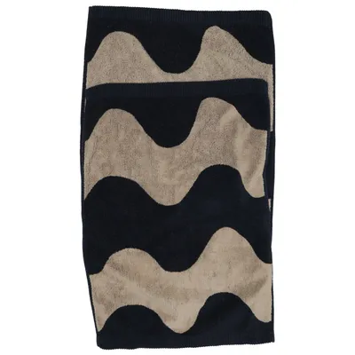 Handduk (Marimekko • Lokki • hand towels • Scandinavian design • Finnish design • minimalist • black and beige • wave pattern • interior decor • bathroom decor • kitchen towel • Nordic style • modern home • iconic print • cotton • cozy home) från Marimekko Bomull