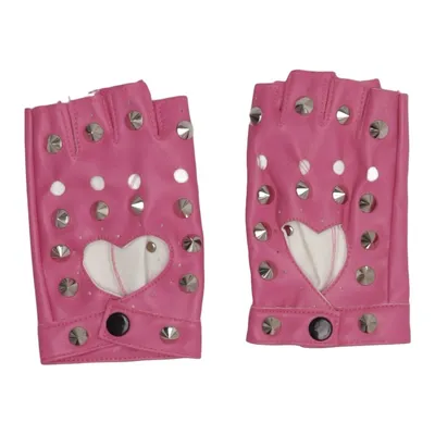 Fingerløse handsker (fingerless gloves, fingerless mittens, studded gloves, studded fingerless gloves, pink gloves, pink fingerless gloves, heart gloves, heart cutout, faux leather gloves, punk, punk fashion, rock style, emo, scene, goth, alternative fashion, grunge, e-girl, soft grunge, pastel goth, Harajuku, kawaii, Barbiecore, coquette, dollcore, McBling, Y2K, Y2K fashion, Y2K aesthetic, 2000s fashion, retro fashion, cybercore, rave, rave outfit, rave wear, festival fashion, festival outfit, EDM, techno, clubwear, dancewear, cosplay, costume, anime convention, Comic Con, statement accessory, fashion accessory, streetwear, aesthetic, cute, edgy, TikTok fashion, TikTok viral, viral, trending, trend, Pinterest aesthetic, Instagram fashion, influencer style, party outfit, concert outfit, music festival, pink aesthetic, silver studs, rock chic, alternative accessories, women's gloves.)