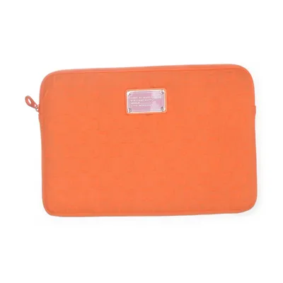 Laptopfodral (M6131024) från Marc by Marc Jacobs