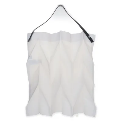 Tygpåse (issey miyake bag · pleated tote · japanese designer bag · avant garde fashion · architectural design · sculptural tote · minimalist luxury · conceptual fashion · art fashion piece · quiet luxury · modern design icon · collectible designer piece) från Issey Miyake Polyester