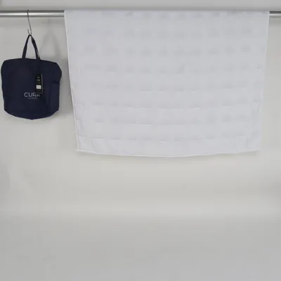 Täcke (Pearl Basic) från Cura. Polyester