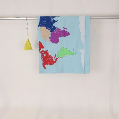 Décoration murale (Världskarta i tyg med flaggor till i den gula påsen) de Oskar & Ellen