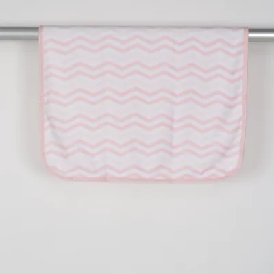 Babyfilt (Baby Blanket Chevron Pink) från Petite Chérie Polyester