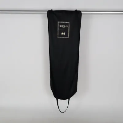 Resegarderob (Svart) från Balmain x H&M