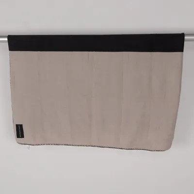 Decke (Grau) von Kosta Linnewäfveri Recyceltes Polyester