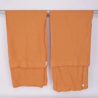 Gordijn aan roede (Oranje) van Jotex Katoen