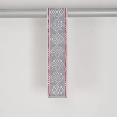 Chemin de table (Gris, Blanc, Rouge) de Nyblom Kollén Coton