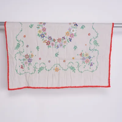 Bordsduk (Gestickte Tischdecke „Vintage“ von Oma ) från Handmade