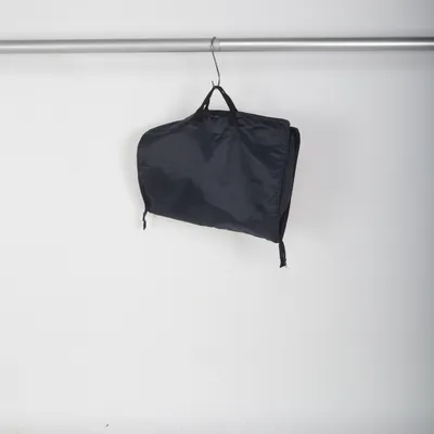 Resegarderob (Svart) från Suitsupply