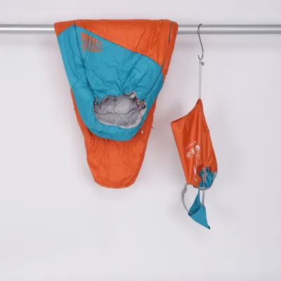 Sovepose (Orange, Blå) fra Quechua