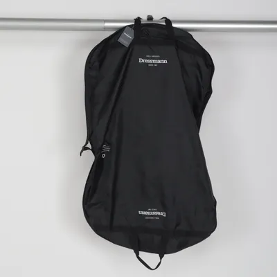 Resegarderob (Svart) från Dressmann