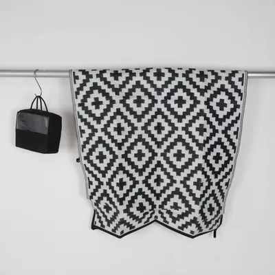Plastic mat (Black, White) from Choshome