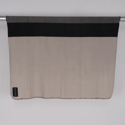 Pläd (Grå, Beige, Svart) från Kosta Linnewäfveri Återvunnen polyester