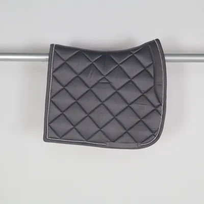 Schabrak (Saddle Pad Plait Print) från PS of Sweden Polyester