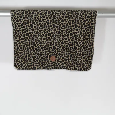 Decke (Braun, Schwarz, Weiß) von Angel of Sweden Polyester
