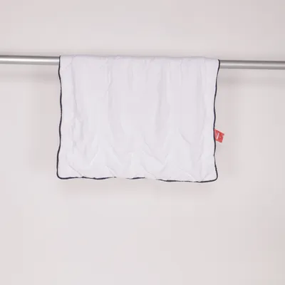 Täcke (Vit, Blå) från Dacron Polyester