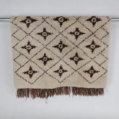 Long pile rug (vintage rug • ryijymatto • ryijy • shaggy rug • Beni Ouarain style • Moroccan inspired • 70s decor • 60s decor • Scandinavian home • boho decor • cream rug • brown details • geometric pattern • retro interior • Nordic design • cozy home • textured rug • wall rug • rustic aesthetic • vintage home decor) from Vintage Wool