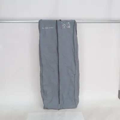 Housse de costume (Gris) de The Mews Bridal