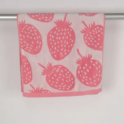 Badlakan (Marimekko • strawberry print • bath towel • pink • cute decor • Scandinavian design • playful • cottagecore • coquette aesthetic • summer aesthetic • bathroom decor • iconic print • matching set • soft cotton • home essentials • feminine decor • mansikkavuoret) från Marimekko Bomull
