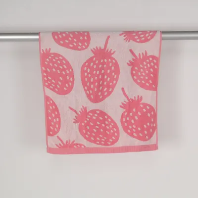 Badlakan (Marimekko • strawberry print • bath towel • pink • cute decor • Scandinavian design • playful • cottagecore • coquette aesthetic • summer aesthetic • bathroom decor • iconic print • matching set • soft cotton • home essentials • feminine decor • Mansikkavuoret) från Marimekko Bomull