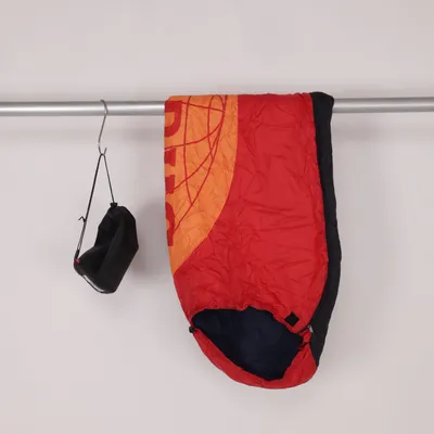 Sovsäck (Röd, Svart, Orange) från Globus