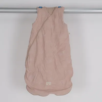 Babysovepose (Pink) fra Nobodinoz