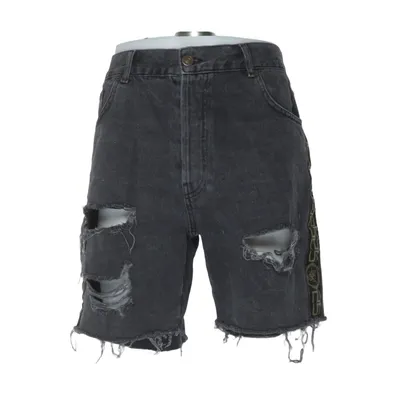 Jeansshorts (SikSilk denim shorts, streetwear essential,
distressed denim shorts, ripped style,
black denim shorts, edgy look,
street style shorts, urban fashion,
designer shorts, premium feel,
logo detail shorts, standout design,
y2k fashion, trending now,
festival outfit, bold streetwear piece,
summer denim shorts, casual and cool,
raw hem shorts, rugged aesthetic,
tiktok fashion, pinterest style,
skater style, relaxed fit,
men’s streetwear, modern look,
grunge style shorts, distressed vibe,
statement piece, eye catching detail,
casual everyday shorts, easy to style,
urban outfit, street fashion essential,
high quality denim, durable wear,
must have summer piece, standout style) från SikSilk Bomull
