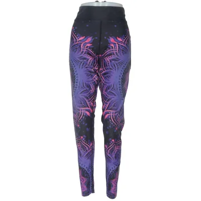 Träningstights (maya freya leggings, workout leggings, yoga leggings, gym leggings, activewear leggings, fitness tights, sports leggings, high waist leggings, compression leggings, stretchy leggings, breathable fabric, quick dry leggings, performance wear, athletic wear, training outfit, gym outfit, yoga outfit, running tights, squat proof leggings, flexible fit, comfortable activewear, womens activewear, unisex style leggings, bold print leggings, patterned leggings, abstract print, psychedelic pattern, neon design, purple leggings, pink accents, galaxy aesthetic, cosmic style, trippy design, festival outfit, rave outfit, edm fashion, cyber aesthetic, futuristic style, statement leggings, unique activewear, eye catching design, vibrant colors, artistic pattern, streetwear leggings, athleisure outfit, casual sporty look, modern fitness style, y2k fashion, y2k aesthetic, 2000s style, tiktok fashion, trending activewear) från Maya Freya Elastan, Polyester