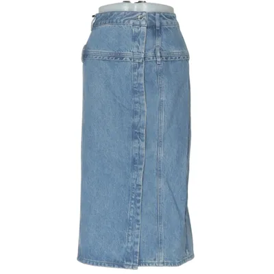 Jeansnederdel (BUTTON SLIT DETAIL MIDI SKIRT) fra Stine Goya Økologisk bomuld