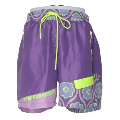 Badshorts (vintage swim shorts, reclaimed vintage style,
retro swimwear, unique pattern design,
purple swim shorts, bold colorful look,
y2k swim shorts, trending aesthetic,
festival outfit, standout summer piece,
beachwear shorts, perfect for summer,
quick dry swim shorts, practical and stylish,
elastic waist shorts, adjustable fit,
streetwear swim shorts, edgy style,
unisex summer shorts, relaxed fit,
bright color shorts, eye catching design,
pool party outfit, vacation essential,
tiktok fashion, pinterest aesthetic,
unique print shorts, one of a kind look,
lightweight fabric, comfortable wear,
summer vibes outfit, beach and festival,
trendy swimwear, standout piece,
must have summer item, bold style) från Reclaimed Vintage Polyester
