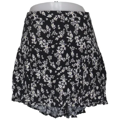 Jupe-short (Noir, Blanc, Jaune) de Reserved Viscose