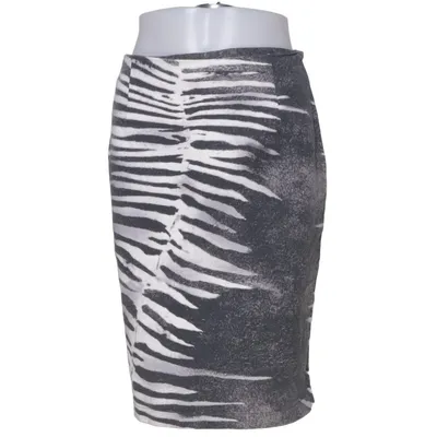 Skirt (Black, Gray, White) from Fuego Woman