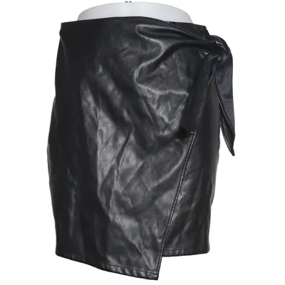 Slå om-nederdel (Tied Waist Pu Skirt) fra Karo Kauer x NA-KD Polyester, Polyurethan