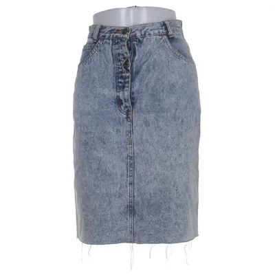 Jeanskjol (vintage denim skirt · 90s minimal · light wash jean skirt · raw hem · high waist · straight silhouette · model off duty · Scandinavian minimal · effortless basic · y2k · festival · summer · indie sleaze) från Vintage Bomull
