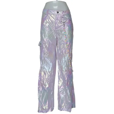 Cargohose (Club Exx, Club Exx pants, Club Exx cargo pants, Club Exx ravewear, Club Exx festival fashion, Club Exx cyber fashion, holographic pants, holographic cargo pants, iridescent pants, iridescent cargo trousers, metallic pants, metallic cargo trousers, holographic trousers, reflective pants, shiny pants, shiny cargo pants, rainbow reflective pants, pearlescent pants, pearlescent trousers, pastel holographic pants, pastel metallic pants, silver holographic pants, lavender holographic pants, lilac metallic pants, pink iridescent pants, opalescent pants, oil slick effect, rainbow shimmer, color shifting fabric, prismatic fashion, futuristic pants, futuristic trousers, futuristic streetwear, cyberpunk pants, cyberpunk fashion, cybercore, cyber Y2K, Y2K cargo pants, Y2K trousers, Y2K fashion, Y2K aesthetic, 2000s fashion, 2000s revival, early 2000s aesthetic, 90s rave fashion, 90s inspired, retro futuristic fashion, space age fashion, spacecore, aliencore, alien aesthetic, extraterrestrial fashion, sci fi fashion, sci fi aesthetic, futuristic ravewear, cyber rave, rave pants, rave trousers, rave clothing, rave outfit, rave girl, rave aesthetic, festival pants, festival trousers, festival outfit, festival clothing, festival aesthetic, EDM outfit, EDM fashion, EDM festival, electronic music festival, techno fashion, techno rave, techno outfit, trance outfit, psytrance fashion, psytrance outfit, hardstyle fashion, hardstyle outfit, underground rave, clubwear, clubbing outfit, nightclub fashion, party pants, party trousers, statement pants, statement trousers, statement fashion, bold fashion, alternative fashion, alternative streetwear, edgy streetwear, urban fashion, avant garde fashion, experimental fashion, futuristic clothing, space princess aesthetic, space fairy aesthetic, fairycore, cyber fairy, cyber fairycore, futuristic fairycore, mermaidcore, mermaid aesthetic, holographic mermaid, pastel rave aesthetic, pastel cyberpunk, pastel goth, kawaii fashion, kawaii rave, Harajuku fashion, Japanese streetwear inspired, decora inspired, maximalist fashion, dopamine dressing, colorful fashion, rainbow fashion, rainbow aesthetic, metallic aesthetic, holographic aesthetic, iridescent aesthetic, holographic streetwear, holographic festival outfit, iridescent festival pants, metallic rave pants, reflective ravewear, shiny rave outfit, futuristic festival outfit, cargo pocket pants, utility pants, utility trousers, wide leg cargo pants, wide leg trousers, baggy cargo pants, relaxed fit trousers, straight leg cargo pants, pocket detail pants, ring detail pants, O ring detail, decorative chain detail, statement hardware, industrial fashion, techwear inspired, cyber techwear, futuristic utility fashion, futuristic cargo pants, fashion cargo trousers, women's cargo pants, women's ravewear, women's festival clothing, size S pants, small cargo pants, festival girl aesthetic, rave girl aesthetic, Y2K baddie, cyber baddie, futuristic baddie, it girl fashion, influencer fashion, Instagram fashion, Pinterest fashion, Pinterest Y2K, Pinterest rave outfit, Pinterest festival fashion, TikTok fashion, TikTok rave, TikTok Y2K, TikTok festival outfit, TikTok aesthetic, FashionTok, RaveTok, FestivalTok, trending fashion, viral fashion aesthetic, statement wardrobe, unique trousers, eye catching fashion, bold festival style, festival season outfit, summer festival fashion, concert outfit, dance party outfit, DJ outfit, stage outfit, performance fashion, photoshoot outfit, fashion editorial, futuristic photoshoot, holographic fashion, iridescent street style, cosmic fashion, celestial aesthetic, galaxy aesthetic, space disco, disco futurism, disco pants, metallic disco outfit, futuristic disco fashion, cyber clubwear, alternative clubwear, Club Exx aesthetic, Club Exx Y2K, Club Exx holographic, Club Exx festival outfit) von Club Exx Polyamid