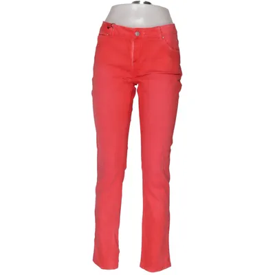 Jean (Rouge) de MKT Studio