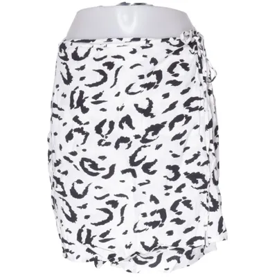 Omlottkjol (Vit, Svart) från Aware by Vero Moda Viskos