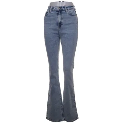 Spijkerbroek (flared jeans · Y2K denim · 2000s revival · bell bottom · high waist · fitted flare · indie sleaze · model off duty · retro 70s · vintage inspired · cool girl denim · festival core · Euro summer) van Trendyol Katoen, Elastaan