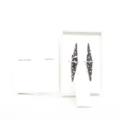 Clips-örhängen (Svart, Guldfärgad) från H&M Studio Okänd metall