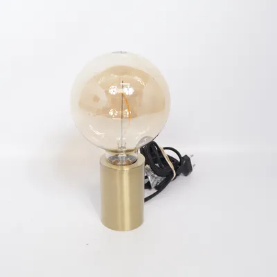 Fönsterlampa (Svart, Guldfärgad) från K. Fab