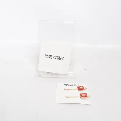 Hårspänne (Röd, Guldfärgad) från Marc Jacobs Fragrances