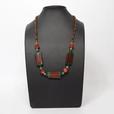 Halsband (Grön, Röd) Okänd metall