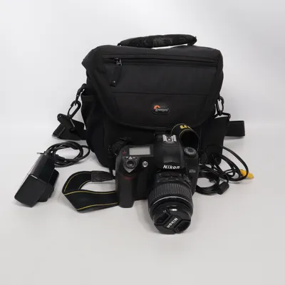 Systemkamera (D70s - 1:3.5-5.6G II ED 18-55mm AF-S DX) från Nikon