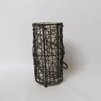 Bordslampa (bordslampa • lampa • cylinderlampa • flätad lampskärm • rottingstil • svart metall • vit skärm • mysbelysning • fönsterlampa • mood lighting • boho inredning • skandinavisk stil • cozy hygge)