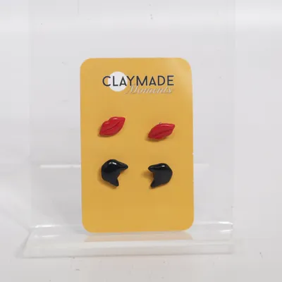 Örhängen (Svart, Röd) från Claymade Okänd metall