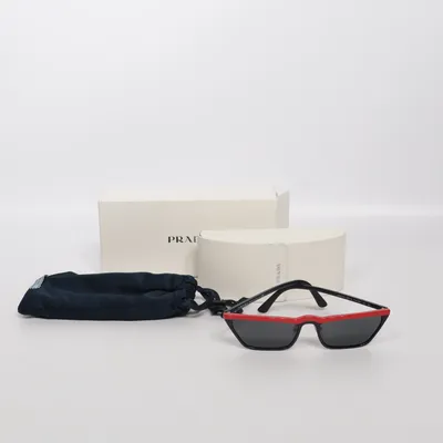 Solglasögon (SPR 19U) från Prada