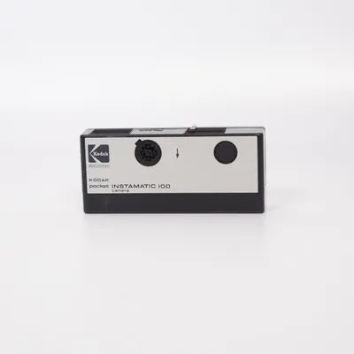 Analog kompaktkamera (INSTAMATIC 100) från Kodak