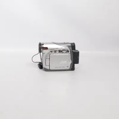 Videokamera (• Format: MiniDV (inspelning av digital video på små DV-kassetter) • Optisk zoom: 25x • Digital zoom: 800x • Bildsensor: 0,8 megapixel CCD (1/6 tum) • Skärm: 2,5-tums LCD-skärm • Vikt: 430 gram • Strömförsörjning: DC 11V via nätadapter eller 7.2V via batteripaket) från JVC